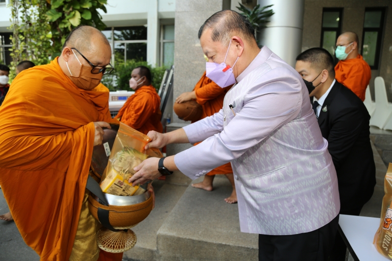พิธีทำบุญตักบาตรข้าวสารอาหารแห้ง คณะสงฆ์จากวัดเทพธิดารามวรวิหาร พระอารามหลวง เพื่อถวายเป็นพระราชกุศลแด่สมเด็จพระนางเจ้าฯ พระบรมร