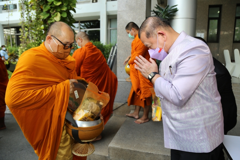 พิธีทำบุญตักบาตรข้าวสารอาหารแห้ง คณะสงฆ์จากวัดเทพธิดารามวรวิหาร พระอารามหลวง เพื่อถวายเป็นพระราชกุศลแด่สมเด็จพระนางเจ้าฯ พระบรมร