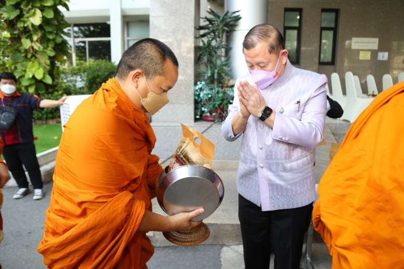 พิธีทำบุญตักบาตรข้าวสารอาหารแห้ง คณะสงฆ์จากวัดเทพธิดารามวรวิหาร พระอารามหลวง เพื่อถวายเป็นพระราชกุศลแด่สมเด็จพระนางเจ้าฯ พระบรมร