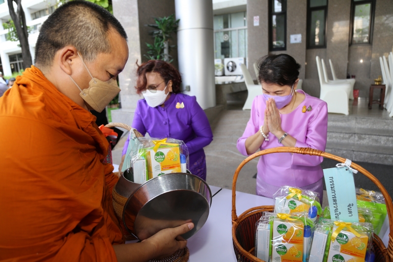 พิธีทำบุญตักบาตรข้าวสารอาหารแห้ง คณะสงฆ์จากวัดเทพธิดารามวรวิหาร พระอารามหลวง เพื่อถวายเป็นพระราชกุศลแด่สมเด็จพระนางเจ้าฯ พระบรมร