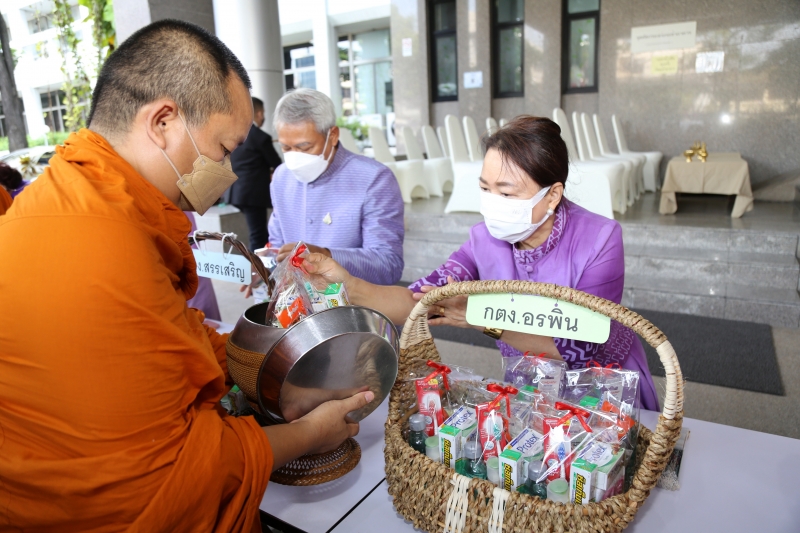 พิธีทำบุญตักบาตรข้าวสารอาหารแห้ง คณะสงฆ์จากวัดเทพธิดารามวรวิหาร พระอารามหลวง เพื่อถวายเป็นพระราชกุศลแด่สมเด็จพระนางเจ้าฯ พระบรมร