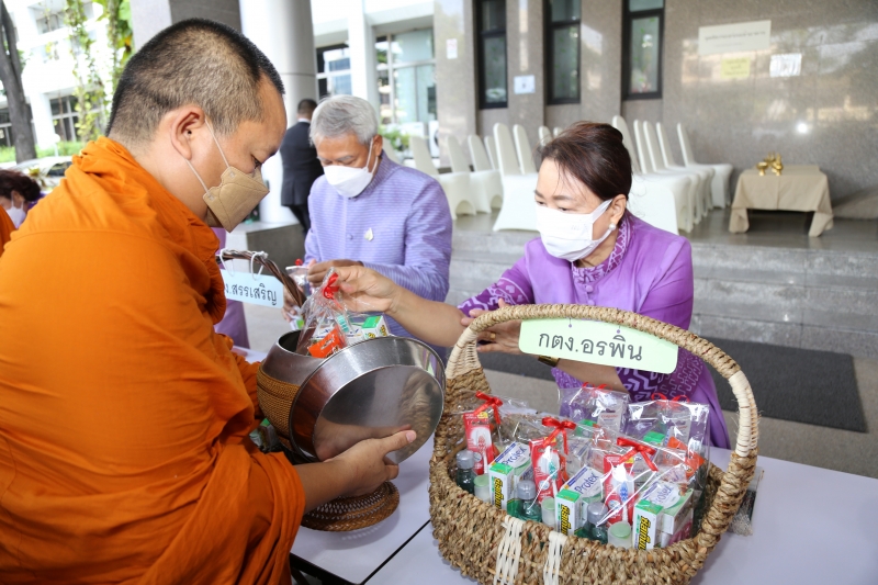 พิธีทำบุญตักบาตรข้าวสารอาหารแห้ง คณะสงฆ์จากวัดเทพธิดารามวรวิหาร พระอารามหลวง เพื่อถวายเป็นพระราชกุศลแด่สมเด็จพระนางเจ้าฯ พระบรมร