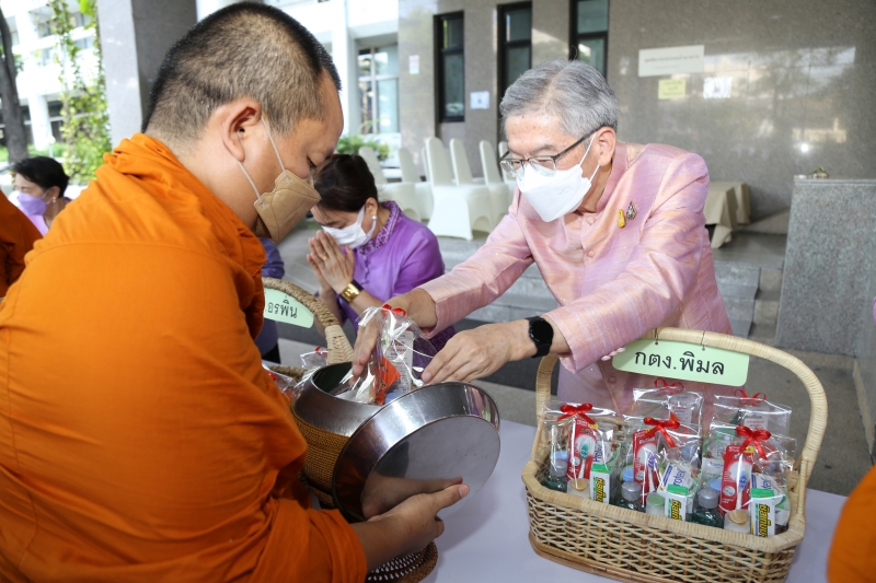 พิธีทำบุญตักบาตรข้าวสารอาหารแห้ง คณะสงฆ์จากวัดเทพธิดารามวรวิหาร พระอารามหลวง เพื่อถวายเป็นพระราชกุศลแด่สมเด็จพระนางเจ้าฯ พระบรมร