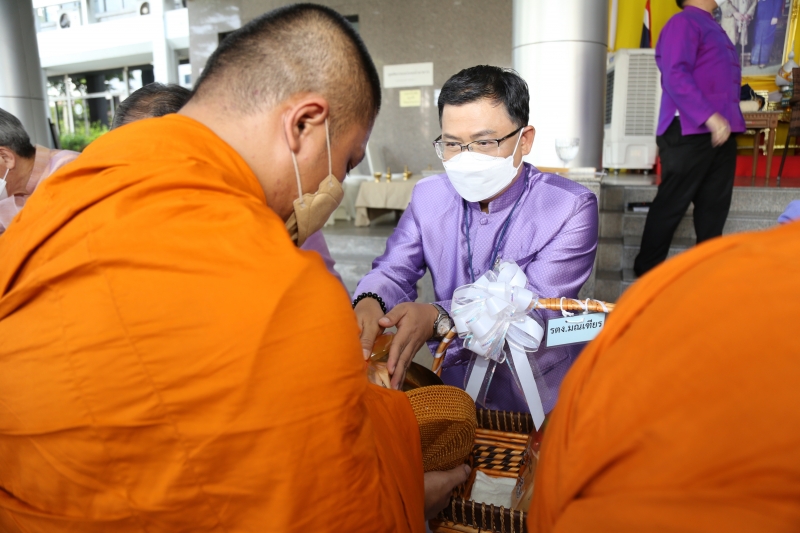 พิธีทำบุญตักบาตรข้าวสารอาหารแห้ง คณะสงฆ์จากวัดเทพธิดารามวรวิหาร พระอารามหลวง เพื่อถวายเป็นพระราชกุศลแด่สมเด็จพระนางเจ้าฯ พระบรมร