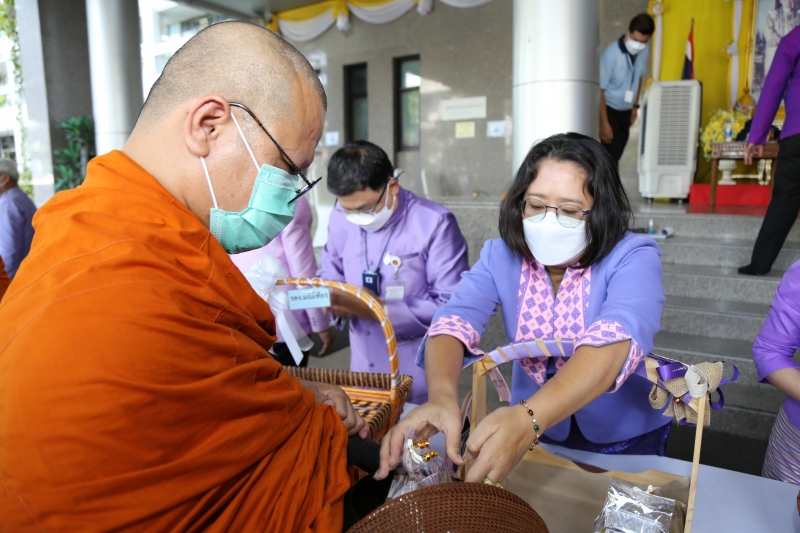 พิธีทำบุญตักบาตรข้าวสารอาหารแห้ง คณะสงฆ์จากวัดเทพธิดารามวรวิหาร พระอารามหลวง เพื่อถวายเป็นพระราชกุศลแด่สมเด็จพระนางเจ้าฯ พระบรมร