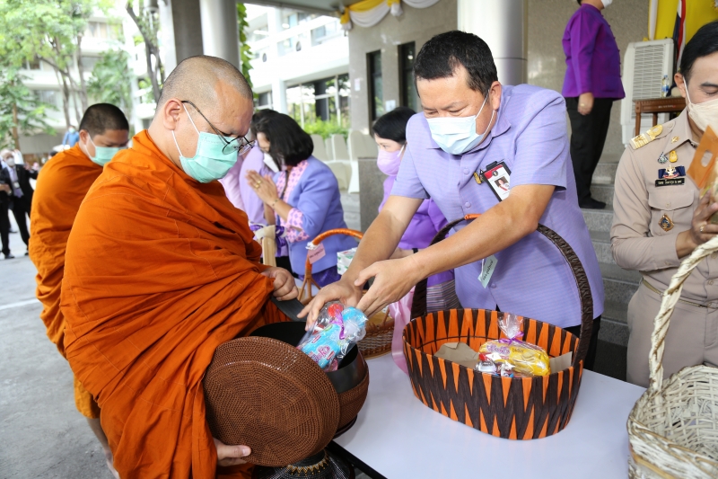 พิธีทำบุญตักบาตรข้าวสารอาหารแห้ง คณะสงฆ์จากวัดเทพธิดารามวรวิหาร พระอารามหลวง เพื่อถวายเป็นพระราชกุศลแด่สมเด็จพระนางเจ้าฯ พระบรมร