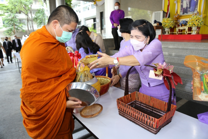 พิธีทำบุญตักบาตรข้าวสารอาหารแห้ง คณะสงฆ์จากวัดเทพธิดารามวรวิหาร พระอารามหลวง เพื่อถวายเป็นพระราชกุศลแด่สมเด็จพระนางเจ้าฯ พระบรมร