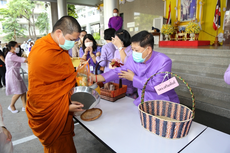 พิธีทำบุญตักบาตรข้าวสารอาหารแห้ง คณะสงฆ์จากวัดเทพธิดารามวรวิหาร พระอารามหลวง เพื่อถวายเป็นพระราชกุศลแด่สมเด็จพระนางเจ้าฯ พระบรมร