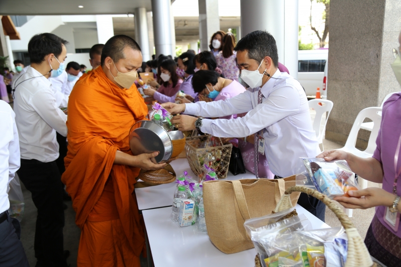 พิธีทำบุญตักบาตรข้าวสารอาหารแห้ง คณะสงฆ์จากวัดเทพธิดารามวรวิหาร พระอารามหลวง เพื่อถวายเป็นพระราชกุศลแด่สมเด็จพระนางเจ้าฯ พระบรมร