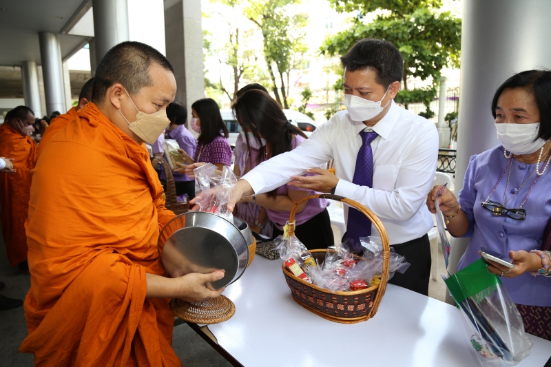 พิธีทำบุญตักบาตรข้าวสารอาหารแห้ง คณะสงฆ์จากวัดเทพธิดารามวรวิหาร พระอารามหลวง เพื่อถวายเป็นพระราชกุศลแด่สมเด็จพระนางเจ้าฯ พระบรมร