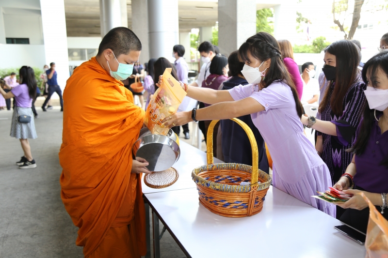พิธีทำบุญตักบาตรข้าวสารอาหารแห้ง คณะสงฆ์จากวัดเทพธิดารามวรวิหาร พระอารามหลวง เพื่อถวายเป็นพระราชกุศลแด่สมเด็จพระนางเจ้าฯ พระบรมร