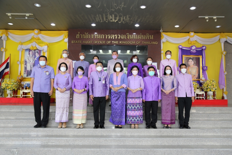 พิธีทำบุญตักบาตรข้าวสารอาหารแห้ง คณะสงฆ์จากวัดเทพธิดารามวรวิหาร พระอารามหลวง เพื่อถวายเป็นพระราชกุศลแด่สมเด็จพระนางเจ้าฯ พระบรมร