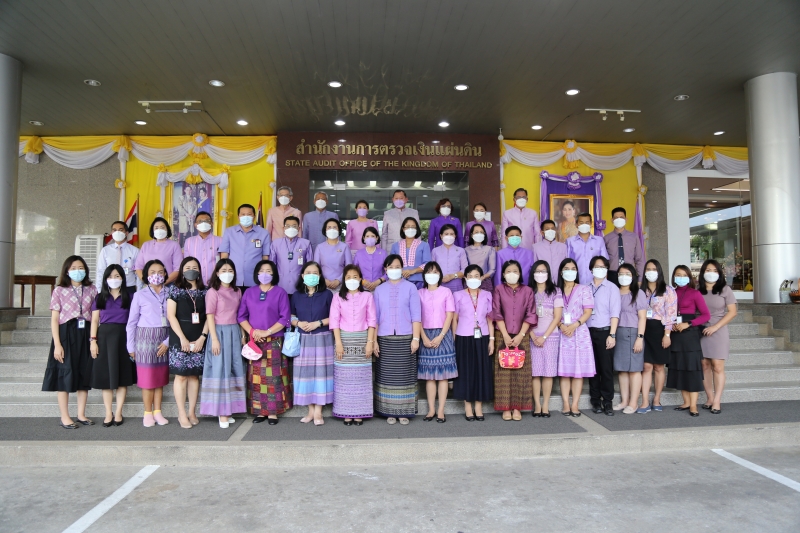 พิธีทำบุญตักบาตรข้าวสารอาหารแห้ง คณะสงฆ์จากวัดเทพธิดารามวรวิหาร พระอารามหลวง เพื่อถวายเป็นพระราชกุศลแด่สมเด็จพระนางเจ้าฯ พระบรมร