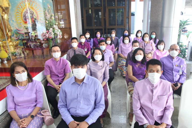 พิธีทำบุญตักบาตรข้าวสารอาหารแห้ง คณะสงฆ์จากวัดเทพธิดารามวรวิหาร พระอารามหลวง เพื่อถวายเป็นพระราชกุศลแด่สมเด็จพระนางเจ้าฯ พระบรมร