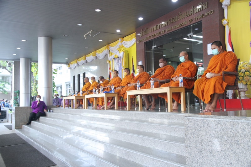 พิธีทำบุญตักบาตรข้าวสารอาหารแห้ง คณะสงฆ์จากวัดเทพธิดารามวรวิหาร พระอารามหลวง เพื่อถวายเป็นพระราชกุศลแด่สมเด็จพระนางเจ้าฯ พระบรมร