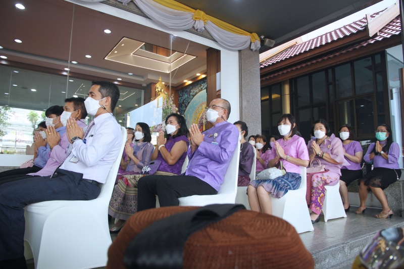 พิธีทำบุญตักบาตรข้าวสารอาหารแห้ง คณะสงฆ์จากวัดเทพธิดารามวรวิหาร พระอารามหลวง เพื่อถวายเป็นพระราชกุศลแด่สมเด็จพระนางเจ้าฯ พระบรมร