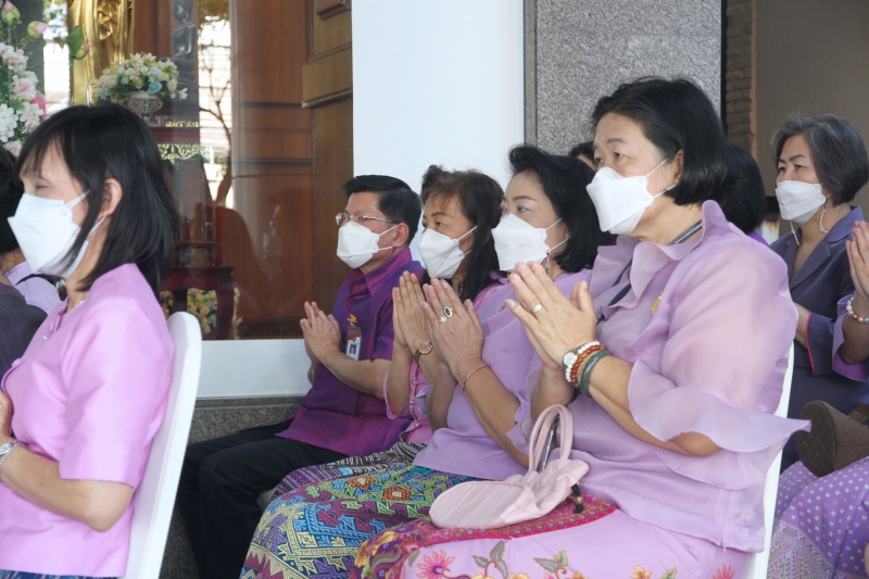 พิธีทำบุญตักบาตรข้าวสารอาหารแห้ง คณะสงฆ์จากวัดเทพธิดารามวรวิหาร พระอารามหลวง เพื่อถวายเป็นพระราชกุศลแด่สมเด็จพระนางเจ้าฯ พระบรมร