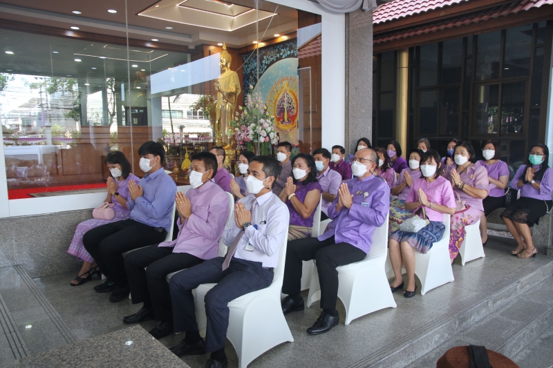 พิธีทำบุญตักบาตรข้าวสารอาหารแห้ง คณะสงฆ์จากวัดเทพธิดารามวรวิหาร พระอารามหลวง เพื่อถวายเป็นพระราชกุศลแด่สมเด็จพระนางเจ้าฯ พระบรมร