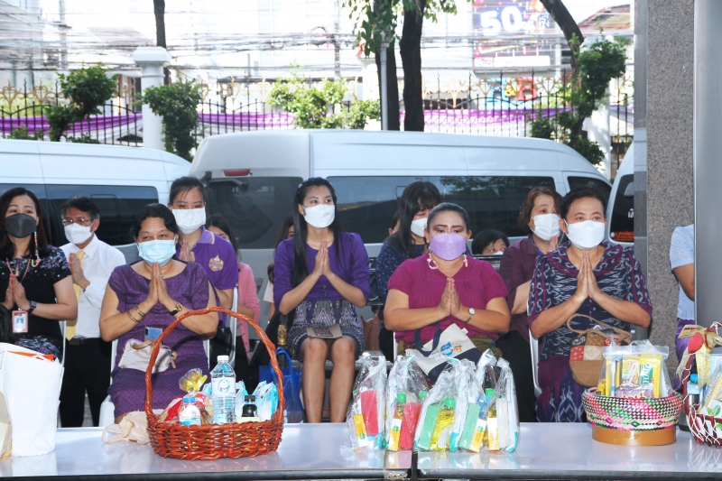 พิธีทำบุญตักบาตรข้าวสารอาหารแห้ง คณะสงฆ์จากวัดเทพธิดารามวรวิหาร พระอารามหลวง เพื่อถวายเป็นพระราชกุศลแด่สมเด็จพระนางเจ้าฯ พระบรมร