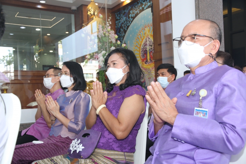 พิธีทำบุญตักบาตรข้าวสารอาหารแห้ง คณะสงฆ์จากวัดเทพธิดารามวรวิหาร พระอารามหลวง เพื่อถวายเป็นพระราชกุศลแด่สมเด็จพระนางเจ้าฯ พระบรมร