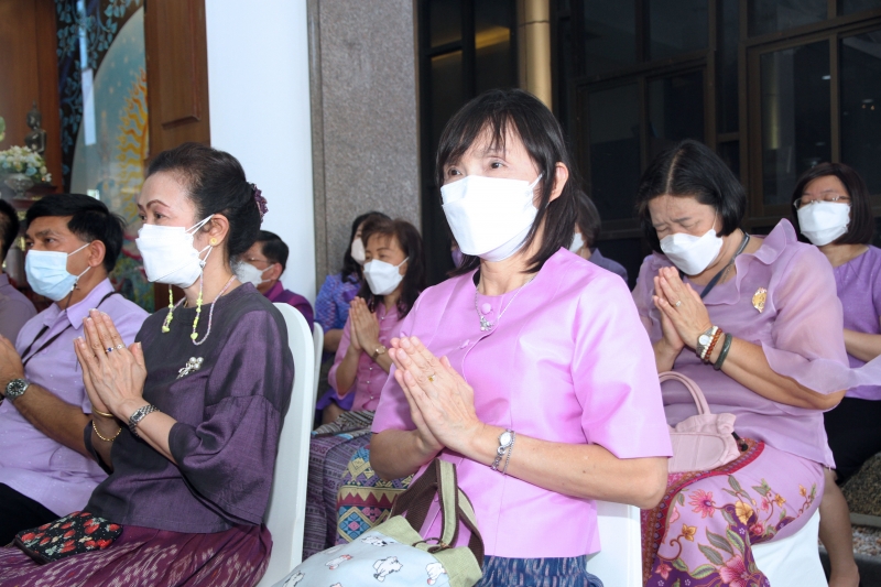 พิธีทำบุญตักบาตรข้าวสารอาหารแห้ง คณะสงฆ์จากวัดเทพธิดารามวรวิหาร พระอารามหลวง เพื่อถวายเป็นพระราชกุศลแด่สมเด็จพระนางเจ้าฯ พระบรมร
