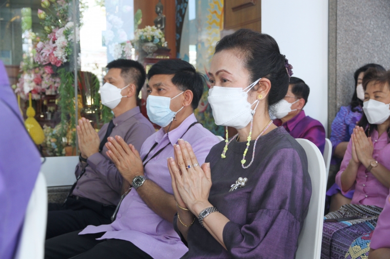 พิธีทำบุญตักบาตรข้าวสารอาหารแห้ง คณะสงฆ์จากวัดเทพธิดารามวรวิหาร พระอารามหลวง เพื่อถวายเป็นพระราชกุศลแด่สมเด็จพระนางเจ้าฯ พระบรมร