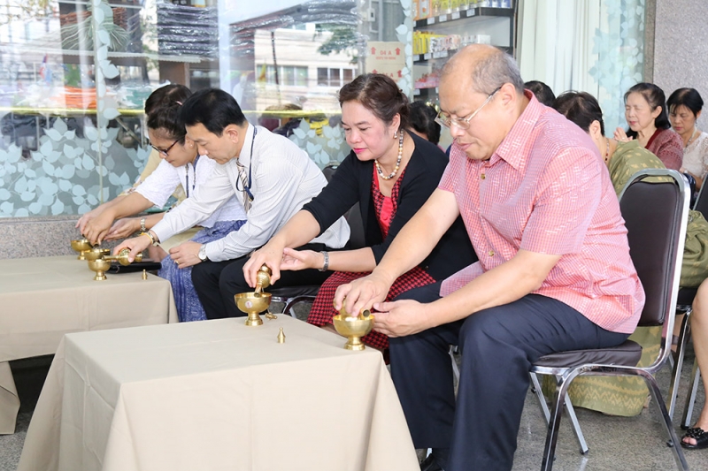 ตักบาตรเดือนพฤษภาคม 2559