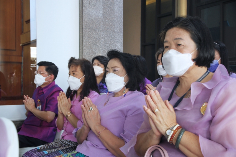 พิธีทำบุญตักบาตรข้าวสารอาหารแห้ง คณะสงฆ์จากวัดเทพธิดารามวรวิหาร พระอารามหลวง เพื่อถวายเป็นพระราชกุศลแด่สมเด็จพระนางเจ้าฯ พระบรมร