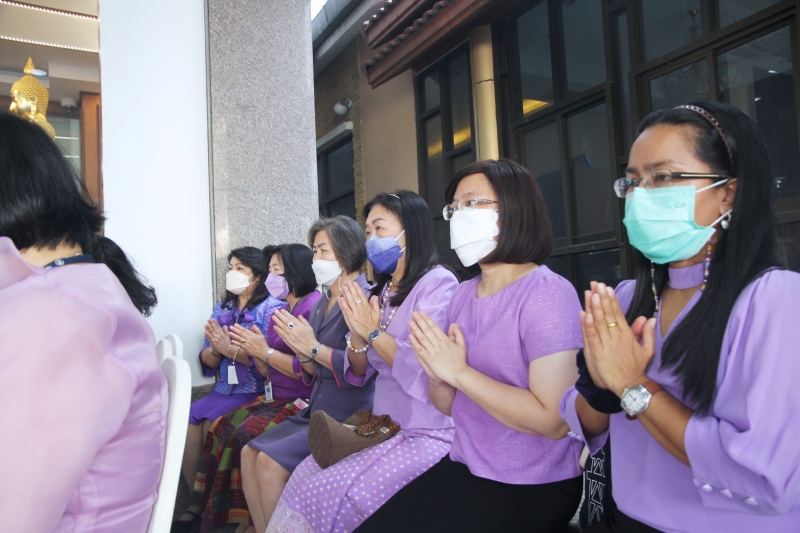 พิธีทำบุญตักบาตรข้าวสารอาหารแห้ง คณะสงฆ์จากวัดเทพธิดารามวรวิหาร พระอารามหลวง เพื่อถวายเป็นพระราชกุศลแด่สมเด็จพระนางเจ้าฯ พระบรมร