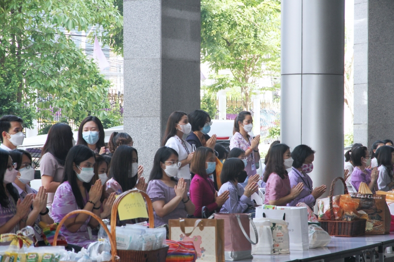 พิธีทำบุญตักบาตรข้าวสารอาหารแห้ง คณะสงฆ์จากวัดเทพธิดารามวรวิหาร พระอารามหลวง เพื่อถวายเป็นพระราชกุศลแด่สมเด็จพระนางเจ้าฯ พระบรมร