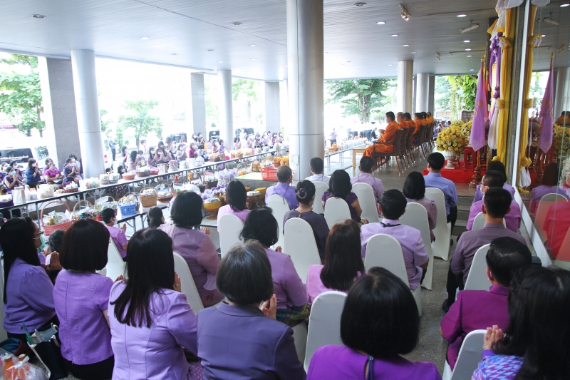 พิธีทำบุญตักบาตรข้าวสารอาหารแห้ง คณะสงฆ์จากวัดเทพธิดารามวรวิหาร พระอารามหลวง เพื่อถวายเป็นพระราชกุศลแด่สมเด็จพระนางเจ้าฯ พระบรมร
