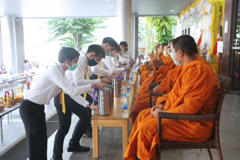 พิธีทำบุญตักบาตรข้าวสารอาหารแห้ง คณะสงฆ์จากวัดเทพธิดารามวรวิหาร พระอารามหลวง เพื่อถวายเป็นพระราชกุศลแด่สมเด็จพระนางเจ้าฯ พระบรมร