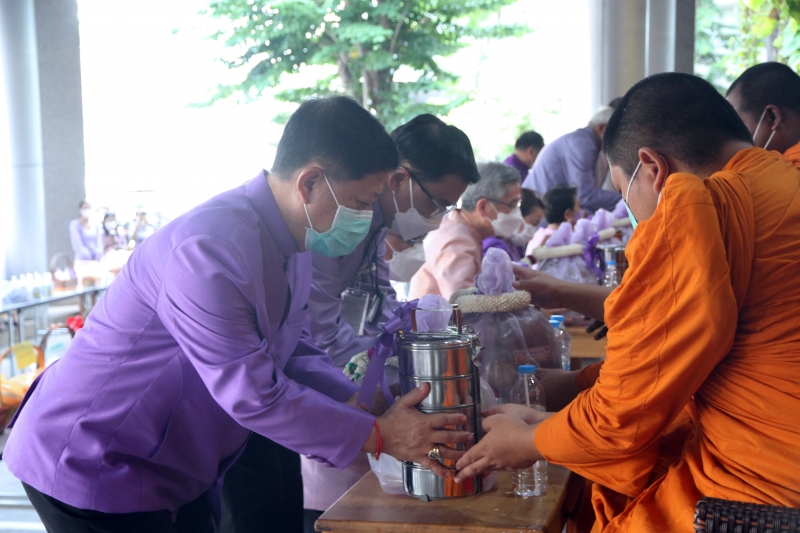 พิธีทำบุญตักบาตรข้าวสารอาหารแห้ง คณะสงฆ์จากวัดเทพธิดารามวรวิหาร พระอารามหลวง เพื่อถวายเป็นพระราชกุศลแด่สมเด็จพระนางเจ้าฯ พระบรมร