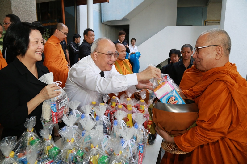 ทำบุญตักบาตรข้าวสารอาหารแห้ง