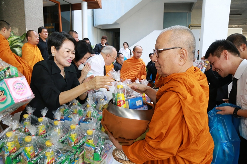 ทำบุญตักบาตรข้าวสารอาหารแห้ง