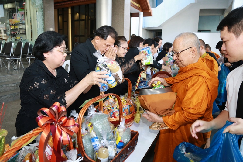 ทำบุญตักบาตรข้าวสารอาหารแห้ง