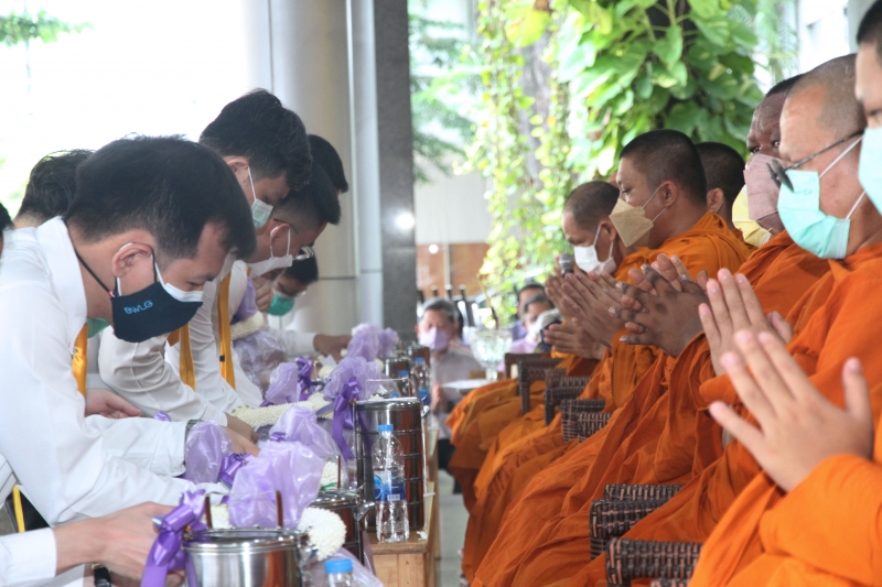 พิธีทำบุญตักบาตรข้าวสารอาหารแห้ง คณะสงฆ์จากวัดเทพธิดารามวรวิหาร พระอารามหลวง เพื่อถวายเป็นพระราชกุศลแด่สมเด็จพระนางเจ้าฯ พระบรมร