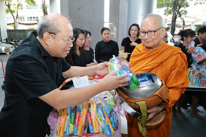 ทำบุญตักบาตรข้าวสารอาหารแห้ง