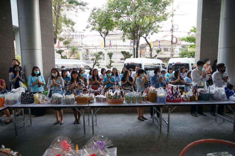 พิธีทำบุญตักบาตรข้าวสารอาหารแห้ง คณะสงฆ์จำนวน 9 รูป จากวัดไผ่ตัน เขตพญาไท กรุงเทพฯ