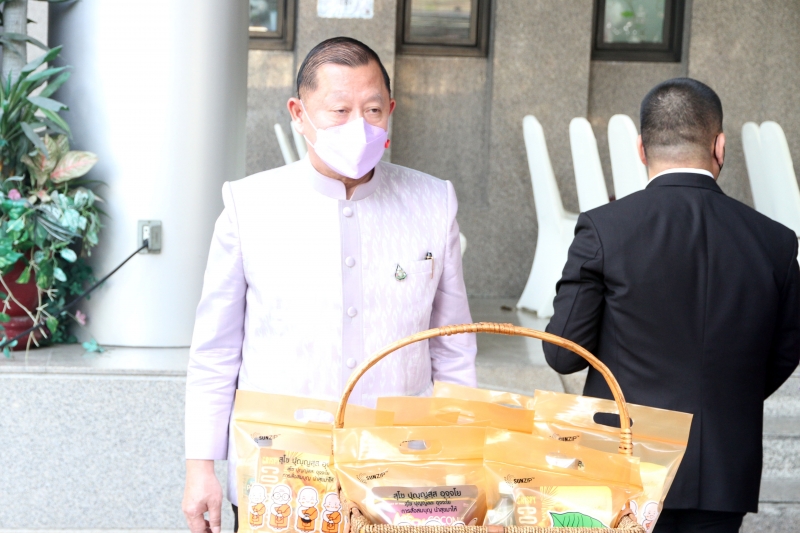 พิธีทำบุญตักบาตรข้าวสารอาหารแห้ง คณะสงฆ์จากวัดเทพธิดารามวรวิหาร พระอารามหลวง เพื่อถวายเป็นพระราชกุศลแด่สมเด็จพระนางเจ้าฯ พระบรมร