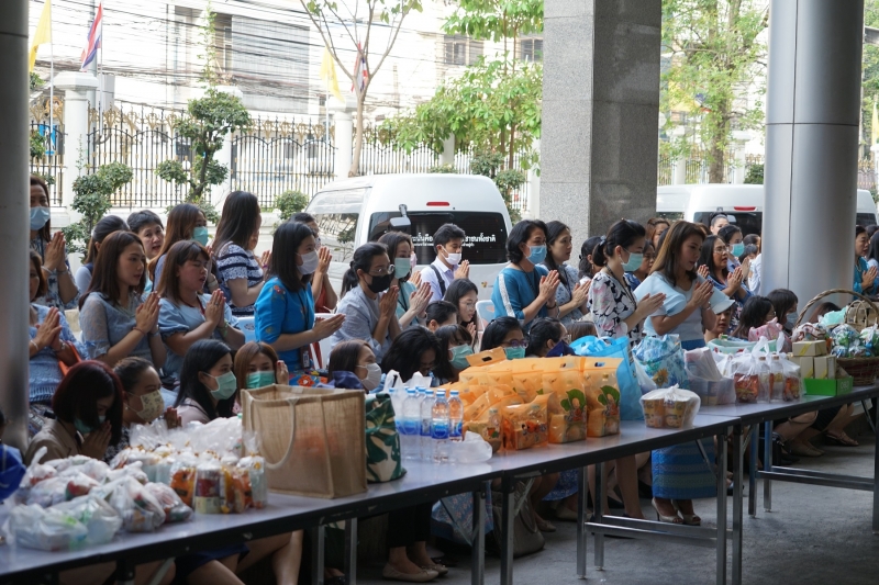 พิธีทำบุญตักบาตรข้าวสารอาหารแห้ง คณะสงฆ์จำนวน 9 รูป จากวัดไผ่ตัน เขตพญาไท กรุงเทพฯ