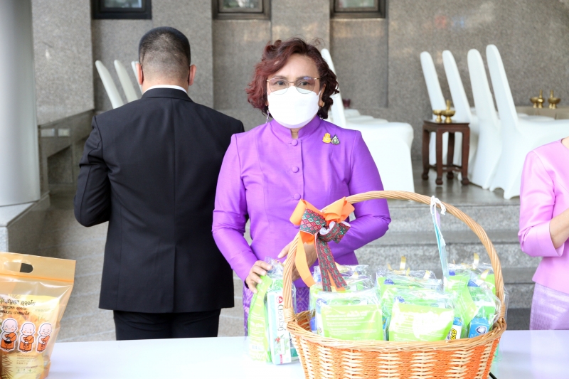 พิธีทำบุญตักบาตรข้าวสารอาหารแห้ง คณะสงฆ์จากวัดเทพธิดารามวรวิหาร พระอารามหลวง เพื่อถวายเป็นพระราชกุศลแด่สมเด็จพระนางเจ้าฯ พระบรมร