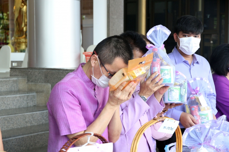 พิธีทำบุญตักบาตรข้าวสารอาหารแห้ง คณะสงฆ์จากวัดเทพธิดารามวรวิหาร พระอารามหลวง เพื่อถวายเป็นพระราชกุศลแด่สมเด็จพระนางเจ้าฯ พระบรมร