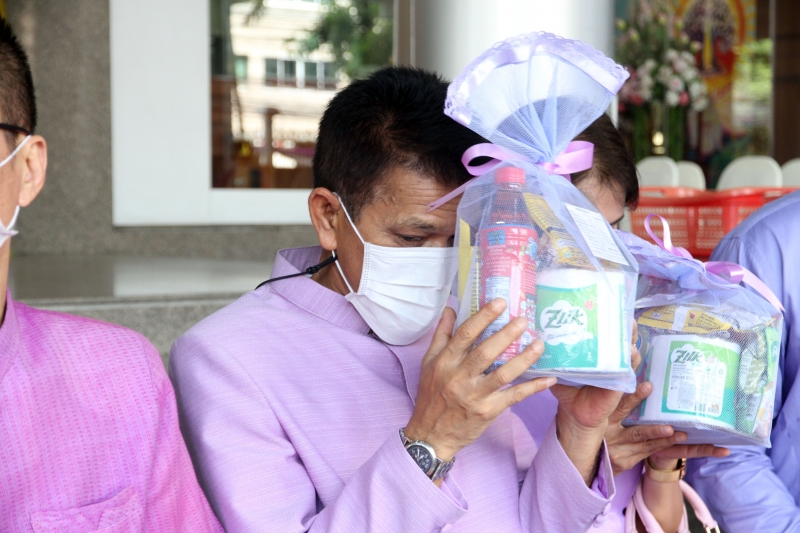 พิธีทำบุญตักบาตรข้าวสารอาหารแห้ง คณะสงฆ์จากวัดเทพธิดารามวรวิหาร พระอารามหลวง เพื่อถวายเป็นพระราชกุศลแด่สมเด็จพระนางเจ้าฯ พระบรมร