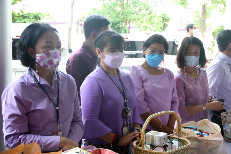 พิธีทำบุญตักบาตรข้าวสารอาหารแห้ง คณะสงฆ์จากวัดเทพธิดารามวรวิหาร พระอารามหลวง เพื่อถวายเป็นพระราชกุศลแด่สมเด็จพระนางเจ้าฯ พระบรมร