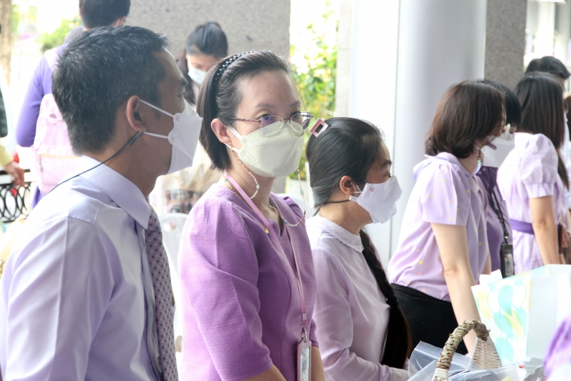 พิธีทำบุญตักบาตรข้าวสารอาหารแห้ง คณะสงฆ์จากวัดเทพธิดารามวรวิหาร พระอารามหลวง เพื่อถวายเป็นพระราชกุศลแด่สมเด็จพระนางเจ้าฯ พระบรมร