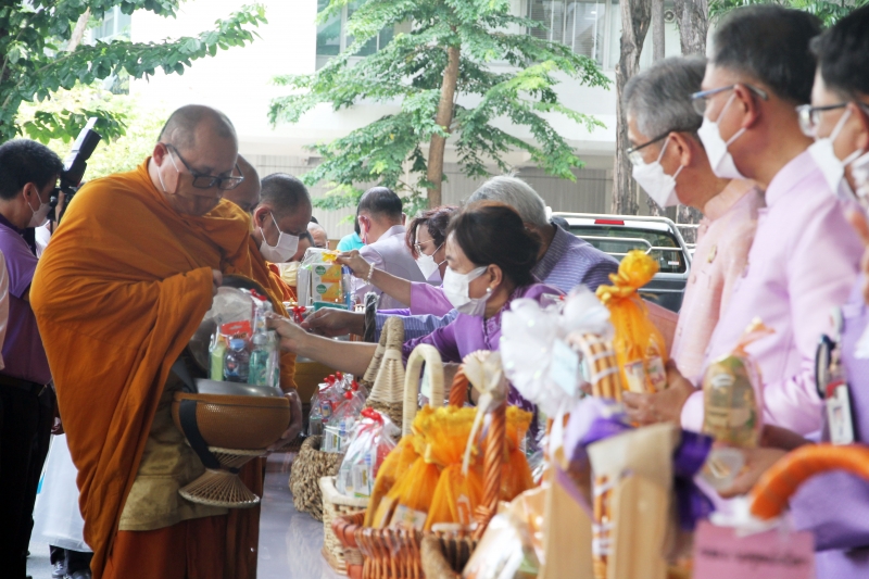 พิธีทำบุญตักบาตรข้าวสารอาหารแห้ง คณะสงฆ์จากวัดเทพธิดารามวรวิหาร พระอารามหลวง เพื่อถวายเป็นพระราชกุศลแด่สมเด็จพระนางเจ้าฯ พระบรมร