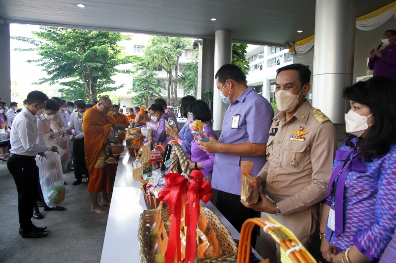 พิธีทำบุญตักบาตรข้าวสารอาหารแห้ง คณะสงฆ์จากวัดเทพธิดารามวรวิหาร พระอารามหลวง เพื่อถวายเป็นพระราชกุศลแด่สมเด็จพระนางเจ้าฯ พระบรมร
