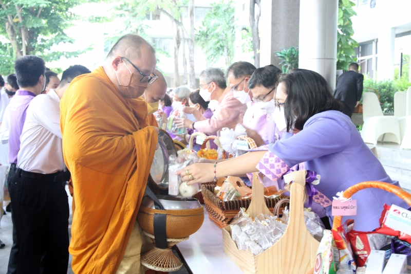พิธีทำบุญตักบาตรข้าวสารอาหารแห้ง คณะสงฆ์จากวัดเทพธิดารามวรวิหาร พระอารามหลวง เพื่อถวายเป็นพระราชกุศลแด่สมเด็จพระนางเจ้าฯ พระบรมร