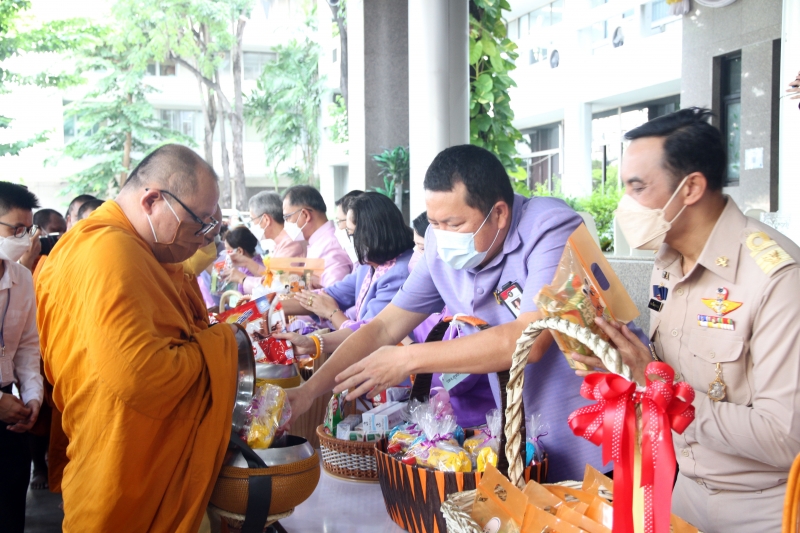 พิธีทำบุญตักบาตรข้าวสารอาหารแห้ง คณะสงฆ์จากวัดเทพธิดารามวรวิหาร พระอารามหลวง เพื่อถวายเป็นพระราชกุศลแด่สมเด็จพระนางเจ้าฯ พระบรมร